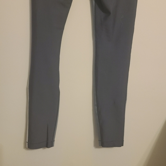 Under Armour | Women's Gray Colorblock Heat Gear Leggings (Size Small) - Picture 9 of 11
